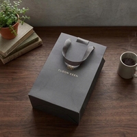 Sac cadeau en papier kraft gris classique écologique personnalisé OEM avec laminage à chaud doré pour emballage de bijoux, montres et boutiques