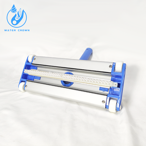 Tête d'aspirateur pour <span class=keywords><strong>piscine</strong></span> Water Crown, poignée en acier inoxydable, utilisation facile, matériau plastique durable, compatible avec les piscines standard, couleur bleue. - Product Image 6