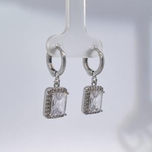 Pendientes de Latón Chapados en Oro con Circonita Cúbica con Corte de Abuela de Tianyu Gems, un Diseño Geométrico de Lujo y Tendencia para Mujer - Product Image 2