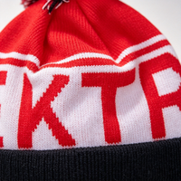 Bonnet personnalisé en jacquard à pompons, avec patch brodé rond, rayé, tricoté, chaud, coupe-vent, en acrylique, style streetwear, bonnet court
