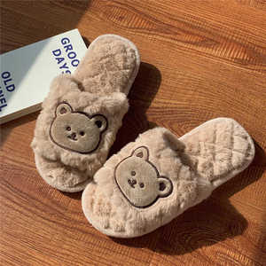 Vente en gros de nouvelles pantoufles pour filles à semelle en PVC, doublure en peluche, motif cœur, pantoufles poilues à personnage unique, de bonne qualité. - Product Image 2