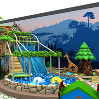 Équipement de terrain de jeu intérieur sur le thème de la jungle immersif personnalisé, structure en alliage/métal, structure cabane dans les arbres, toboggan volcan, piscine à balles