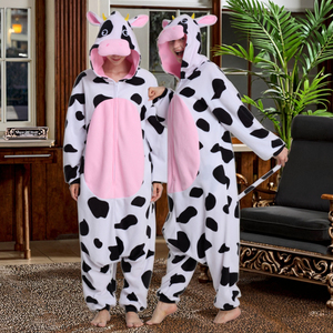 Pijama <span class=keywords><strong>de</strong></span> Vaca con Capucha y Bolsillos para Parejas Mameluco Kigurumi <span class=keywords><strong>de</strong></span> Animal OEM/ODM Disfraz <span class=keywords><strong>de</strong></span> Halloween Ropa <span class=keywords><strong>de</strong></span> Dormir Familiar a Juego - Product Image 1