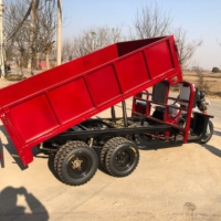 Véhicule à neuf roues équipé d'un moteur refroidi par eau de 400 cm³ capable de transporter 2500 kg de marchandises