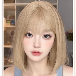 Perruque pour <span class=keywords><strong>femme</strong></span> en fibre synthétique haute température, coupe bob courte blonde ondulée, franges légères, effet naturel, bonnet en maille semi-élastique - Product Image 5