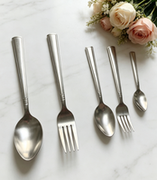 Cuillère durable en acier inoxydable à poignée carrée, design simple et minimaliste, finition polie miroir, pour un usage quotidien à table