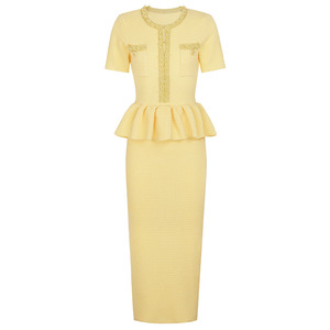 Disponibile in Stock Abito da Donna a Tinta Unita Collezione 2025 di Alta Qualità Lavorato a Maglia con Maniche Corte e Scollo a O, Decorato con Perline e Volant, Vestibilità Aderente e Lunghezza <span class=keywords><strong>Midi</strong></span> - Product Image 2