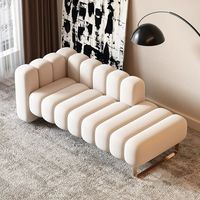 Banc de fin de lit moderne de luxe à trois places, très vendu, avec pieds en métal doré, rembourrage en éponge, pour chambre à coucher, appartement