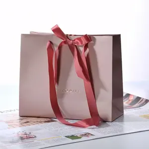 Recyclebare Luxe Op Maat Gemaakte Logo Bedrukte Kraft-Papieren Zakken Voor De Detailhandel Voor Boetiekschoenen En Kleding Die Cadeauverpakking Kopen