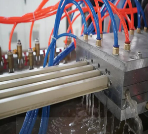 <span class=keywords><strong>WPC</strong></span> PVC lưới tản nhiệt tường trần Bảng điều khiển máy đùn thiết bị dòng với Siemens động cơ hộp số đôi vít hồ sơ chế biến - Product Image 3