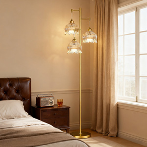Lámpara de pie moderna de latón con fuente de luz LED de altura ajustable para decoración de sala de estar y dormitorio - Product Image 3