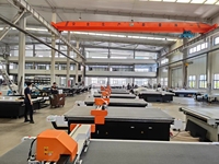 Machine de découpe industrielle automatique CNC à couteau oscillant Rongchi avec écran tactile PLC et logiciel CAO pour carton, PVC et caoutchouc