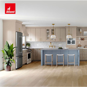 Gabinete de Cocina Alland en Color Avena Envejecida con Acabado Duraform Drift <span class=keywords><strong>y</strong></span> Pintura Mist, con Columna Romana de Madera Sólida - Product Image 4