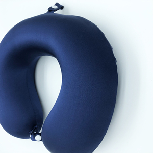 Protecteur de <span class=keywords><strong>cou</strong></span> de voyage en forme de U d'oreiller d'<span class=keywords><strong>avion</strong></span> en soie de mûrier pur avec mousse à mémoire de forme confortable pour les voyages en voiture de train d'<span class=keywords><strong>avion</strong></span> - Product Image 4