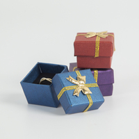 Mini boîte à bijoux de voyage en papier 4x4x3cm, mignonne et carrée, pour ranger les alliances, avec couvercle amovible et nœud, pour bagues et bijoux féminins