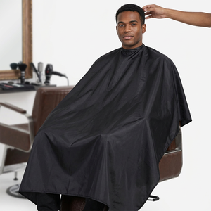 Cape de coiffure en polyester imperméable noire pour usage en salon, cape noire de coiffure - Product Image 1
