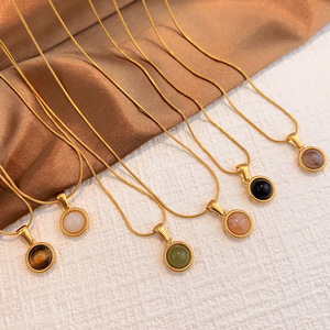 Collier pour <span class=keywords><strong>femme</strong></span> en acier inoxydable plaqué or 18 carats, étanche, avec pendentif en pierre naturelle et chaîne serpent ronde, design superposé unique - Product Image 3