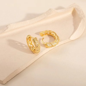 Pendientes de Moda con Zirconia Redonda Engastada en Aleación de Zinc Dorada EKA-204 - Product Image 3