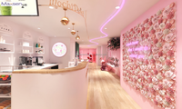 Comptoir de réception moderne et écologique personnalisé en blanc et bois avec vitrine à pâtisserie