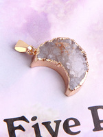 Nouvelle petite taille tranche plaqué or croissant de lune Aemethyst pierre pendentif lune dame pierre brute pendentif lune pour collier