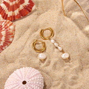 Orecchini Pendenti Asimmetrici con Perle in Acciaio Inossidabile Placcato Oro 18k, Bestseller per Donne - Product Image 4