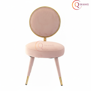 Silla minimalista rosa de felpa con respaldo circular enmarcado en oro y patas cónicas que añaden un toque de glamour y elegancia. - Product Image 1