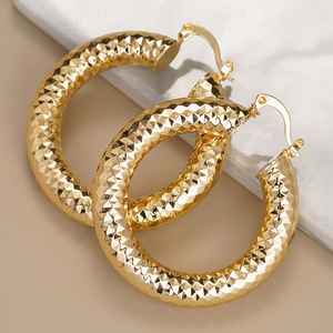 Orecchini a Cerchio Chunky per Donne, Design con Motivo a Diamante, Gioielli di Moda Unici e Distintivi - Product Image 2