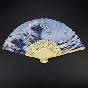 Abanico Plegable de Bambú con Tela de Seda Sintética Negra, Diseño de Arte Folclórico Tallado y Pintado, Elegante para Festivales, Bodas, Fiestas, Recuerdos para Bebés - Product Image 3