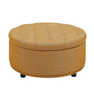 Pouf contenitore rotondo trapuntato in tessuto beige con finiture a borchie e coperchio per soggiorno - Product Image 2