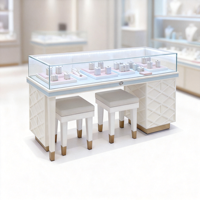 Comptoir de consultation de luxe pour bijouterie, unité d'exposition élégante blanc laiteux et bleu clair avec motif géométrique diamanté pour boutique haut de gamme