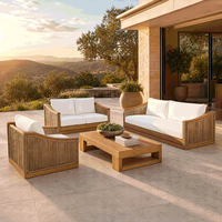 Ensemble de canapés modulaires d'extérieur en teck massif de luxe moderne avec fauteuils et table basse pour terrasse de villa et salon de jardin Villa Hote