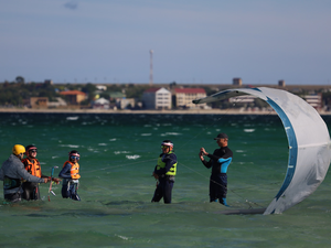 Cerf-volant <span class=keywords><strong>de</strong></span> 4 lignes pour sports d'été en extérieur, facile à piloter, pour activités <span class=keywords><strong>de</strong></span> <span class=keywords><strong>kitesurf</strong></span>, avec poignées, idéal pour les figures et les cascades. - Product Image 2