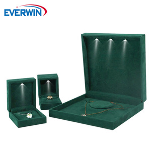 Boîte à bijoux de luxe en velours vert EVERWIN ODM OEM avec éclairage LED, boîte à bague à charnière, emballage pour mariage et fiançailles - Product Image 3