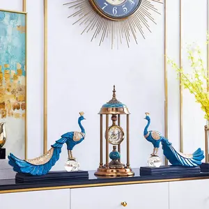 現代の豪華な手工芸品の組み合わせの装飾陽気な動物の樹脂工芸品ギフト彫刻孔雀時計アート置物