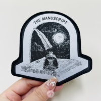 Écusson tissé 2D avec fleur brodée et lettre Écusson de transfert thermique Merrow Edge à coudre pour décoration de voiture Écusson à lettres thermocollant pour vêtements