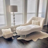 Fauteuil lounge élégant et moderne en velours et cuir avec pieds en métal doré, design incurvé unique et réglable pour la décoration du salon et de la chambre.