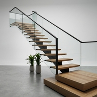Escalier droit minimaliste pour la maison, avec support dissimulé, design flottant, main courante en verre trempé, pour intérieur de villa moderne