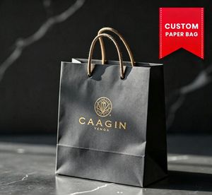 Sac en papier kraft personnalisé OEM avec impression dorée, poignée en corde de coton, cordon de serrage, sac de transport de luxe haut de gamme avec estampage à chaud pour cadeaux et artisanat - Product Image 1