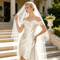 Robe de mariée élégante en satin blanc, longueur midi, épaules dénudées, avec voile pour la mariée