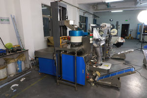 Máquina de envasado de polvo químico vertical con polipasto de alimentación de tornillo automático de suministro de fábrica con material plástico - Product Image 6