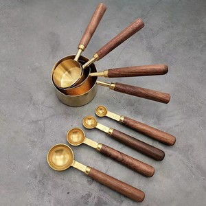 Juego de 8 Utensilios de <span class=keywords><strong>Cocina</strong></span> de Acero Inoxidable Ecológicos con Mango de Madera, Tazas Medidoras para Té, Café y Líquidos, y Cuchara - Product Image 3