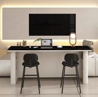 Appartement rectangulaire de petite taille avec cloisons murales et tables de bar