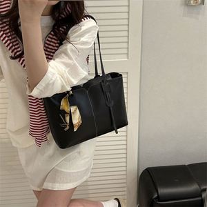 Sacs fourre-tout vintage en cuir PU pour femmes, sacs à bandoulière de luxe grande capacité couleur unie, fermeture éclair, doublure en polyester - Product Image 6