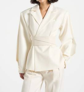 Blazer cintré pour femme en velours crème, coton biologique uni, manches torsadées, fermeture dissimulée, col en V, ceinture, anti-plis - Product Image 1