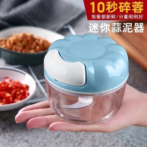 Mini hachoir à ail manuel, presse-ail avec récipient transparent et couvercle bleu pour la cuisine - Product Image 3