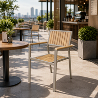 Une variété de chaises d'extérieur empilables en bois contemporain, résistantes à l'eau, au soleil et à la rouille, meubles de jardin