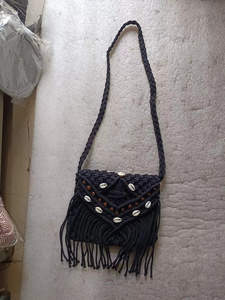Sac bandoulière noir en macramé avec franges à pompons, style bohème géométrique perlé, sac à main fait main pour femme à sangle unique - Product Image 1