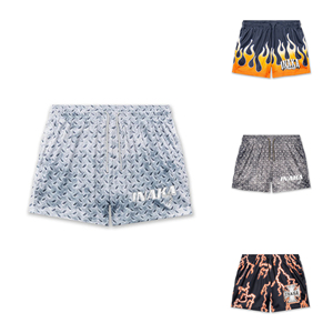 Pantalones cortos deportivos de estilo vintage con estampados de llamas, rayos y placas de diamante - Product Image 1