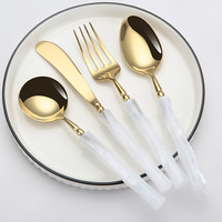 Ensemble de couverts de luxe rétro en acier inoxydable 304, finition miroir, couteau à steak et fourchette, manche en bambou et acrylique blanc, style occidental