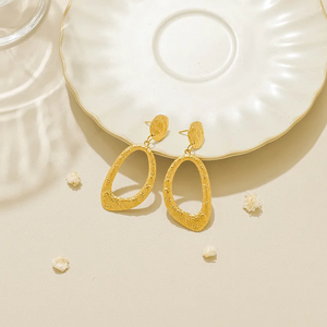 Pendientes Modernos de Acero Inoxidable 304 con Baño de Oro de 18K, Diseño Geométrico Irregular en Forma de Corazón, para Uso Diario - Product Image 4